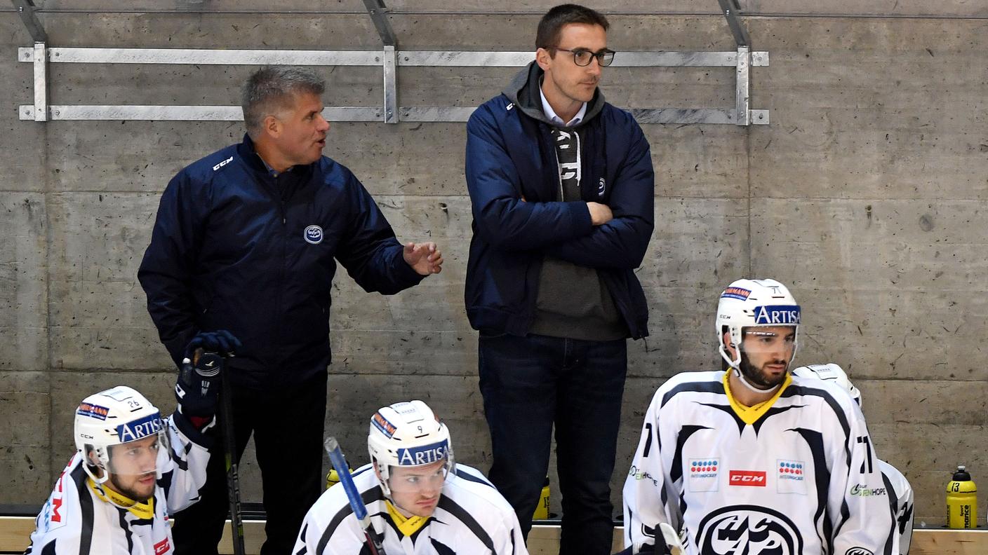 Coach Cereda osserva i suoi ragazzi