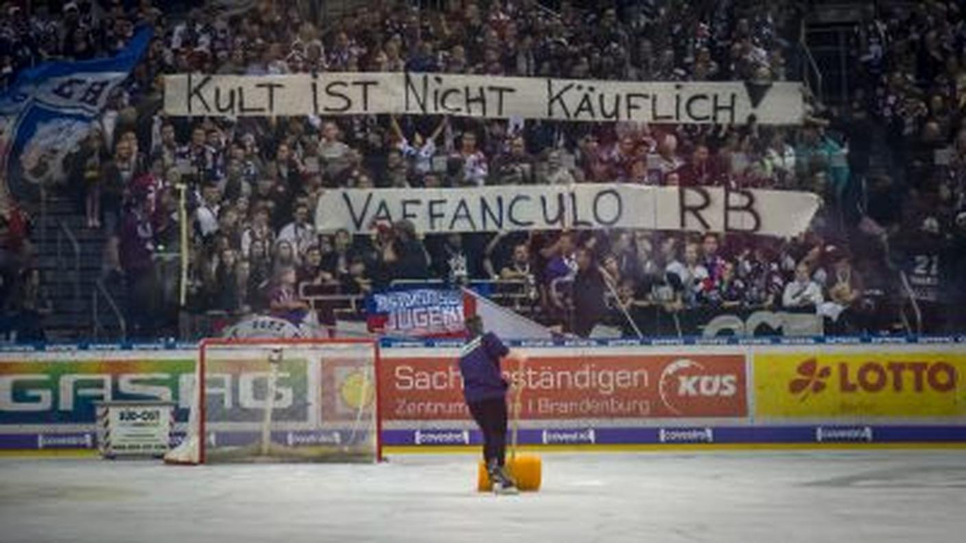 Lo striscione esposto dai fan degli Eisbären