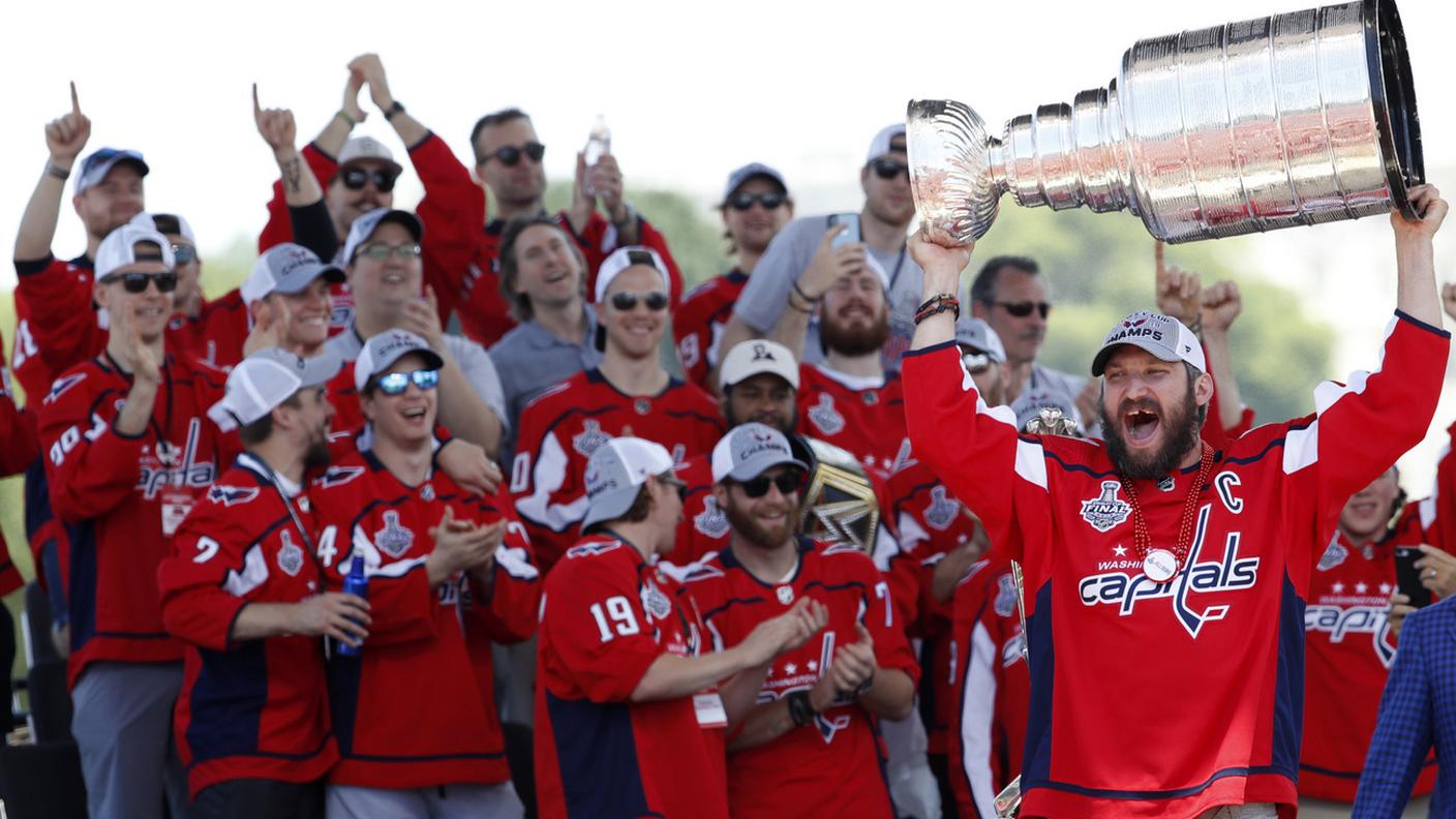 Capitan Ovechkin con la Stanley in mano