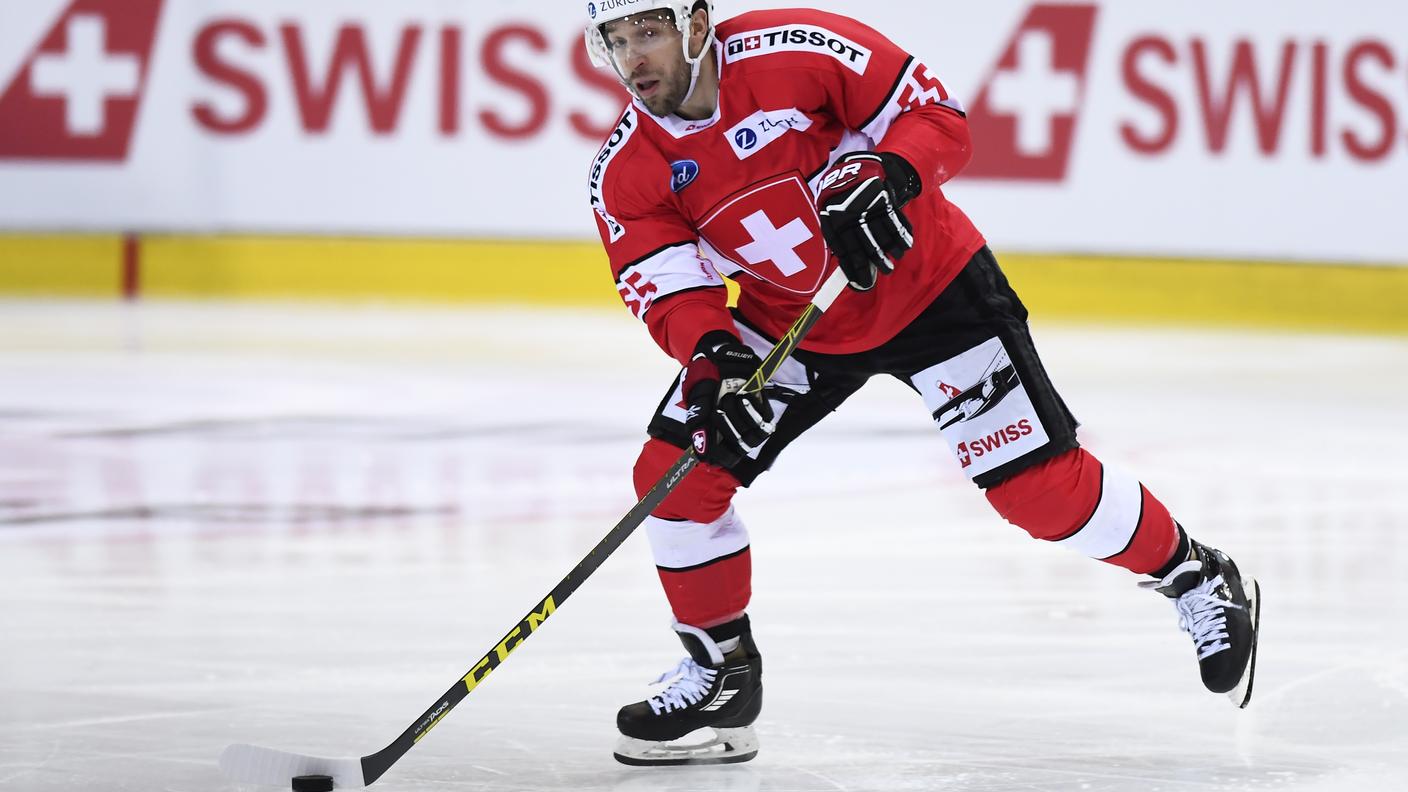 Il difensore del Lugano Romain Loeffel in azione con i colori rossocrociati