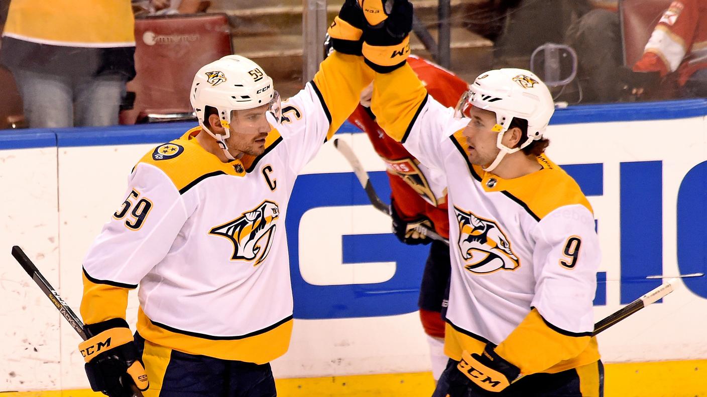 Il difensore festeggia con Filip Forsberg