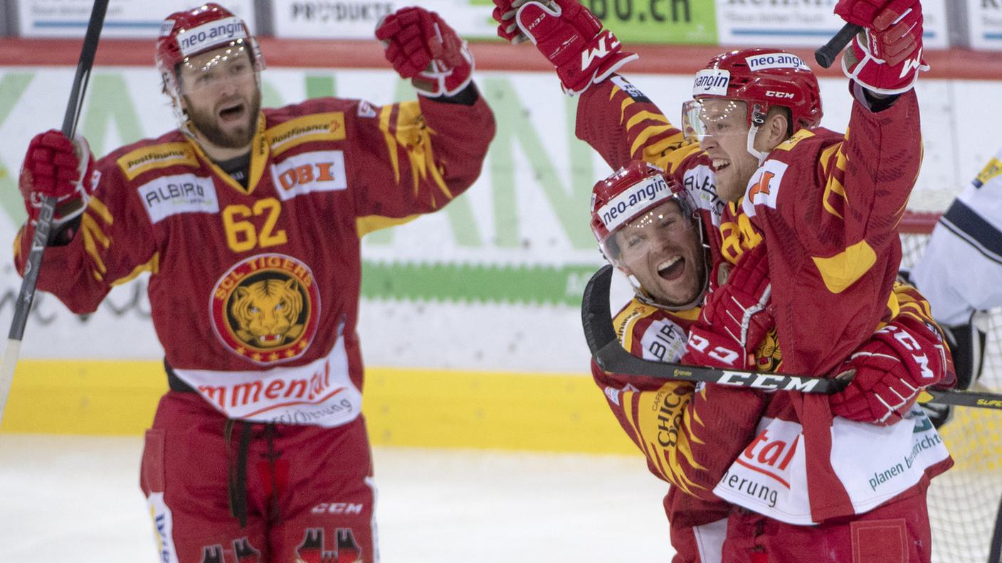 Il finlandese festeggiato dai compagni