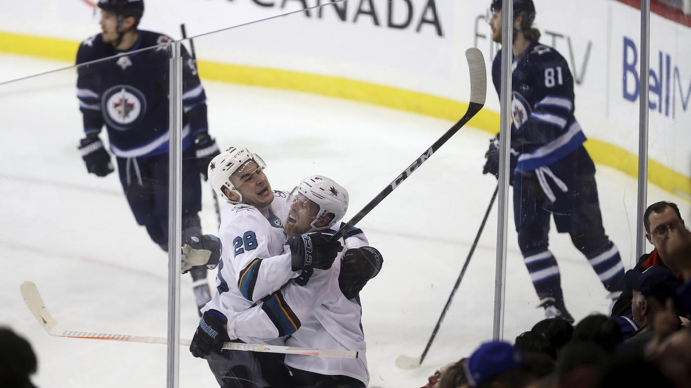 L'elvetico esulta con Joe Pavelski dopo la rete del 5-4