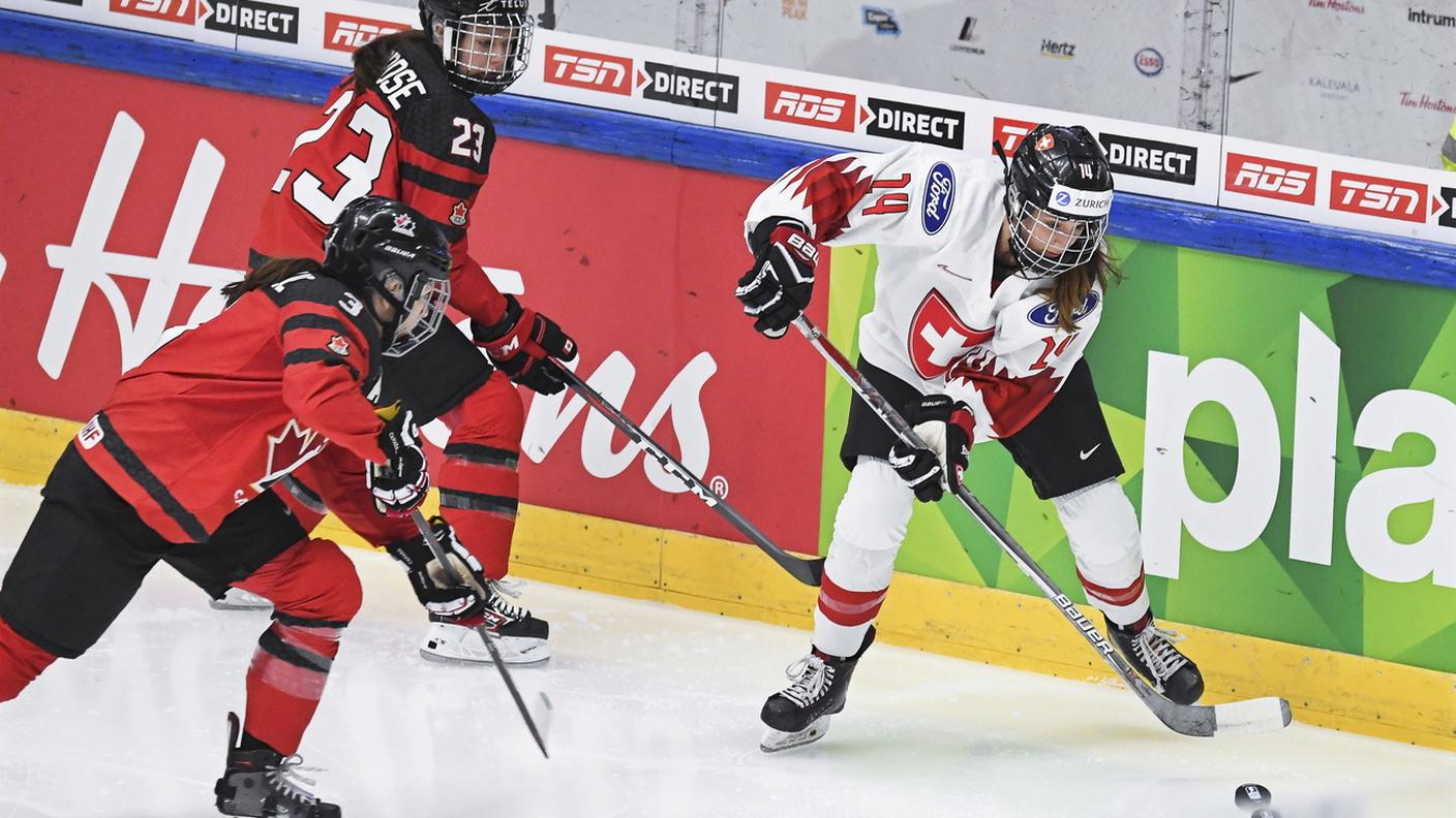 Evelina Raselli accerchiata dalle canadesi