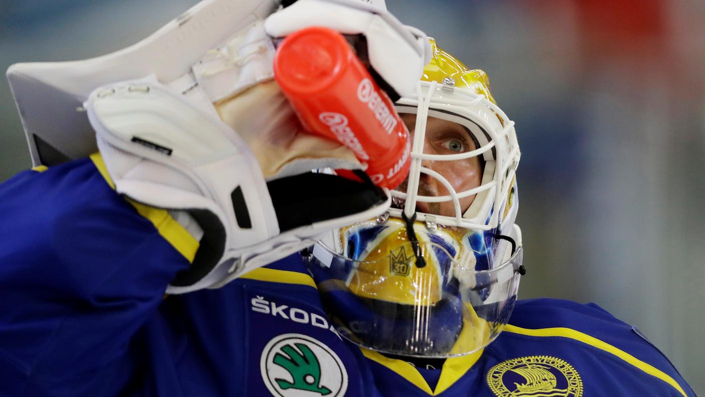 Davanti alla gabbia il portierone Henrik Lundqvist