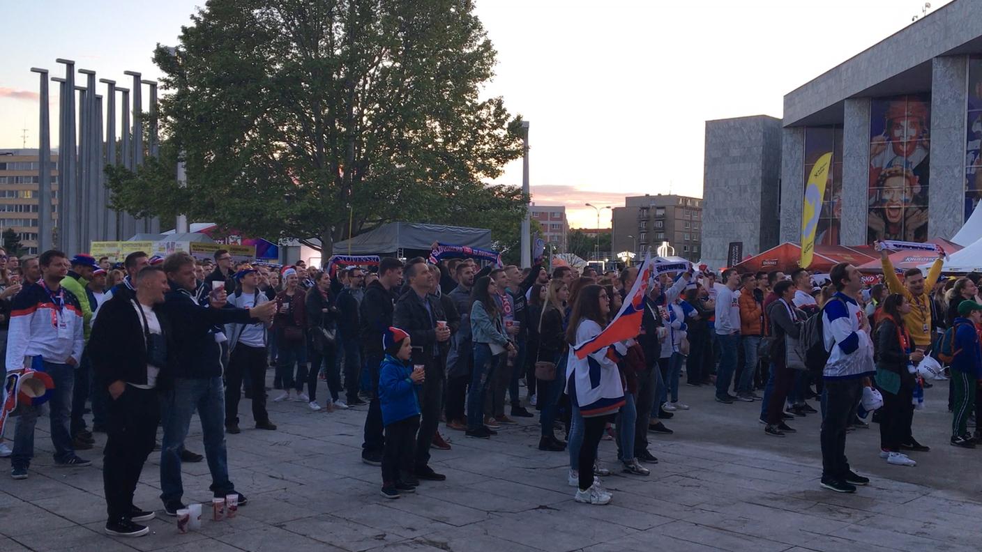 Tifosi di casa nella fanzone di Bratislava