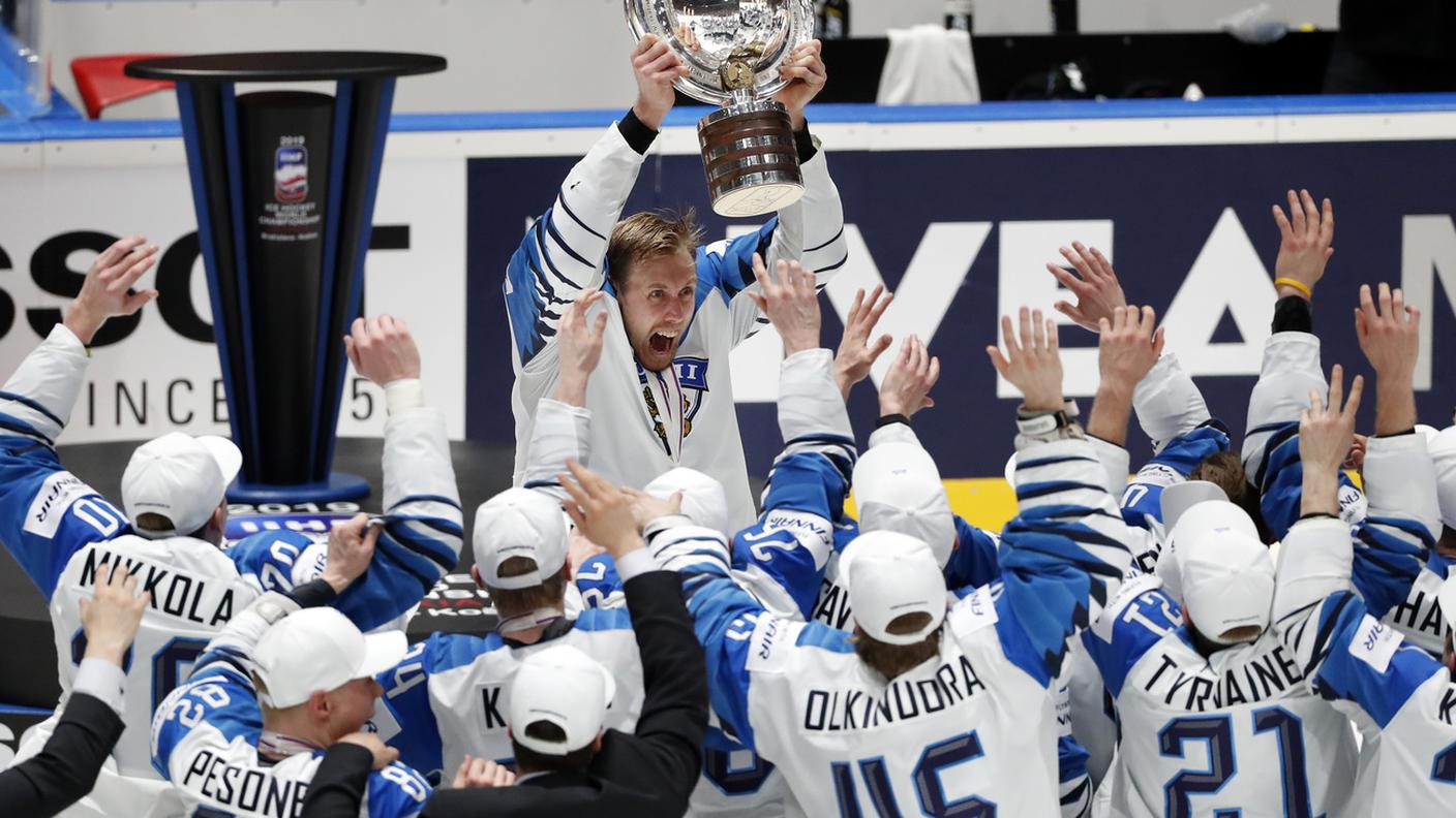 Il capitano alza la Coppa