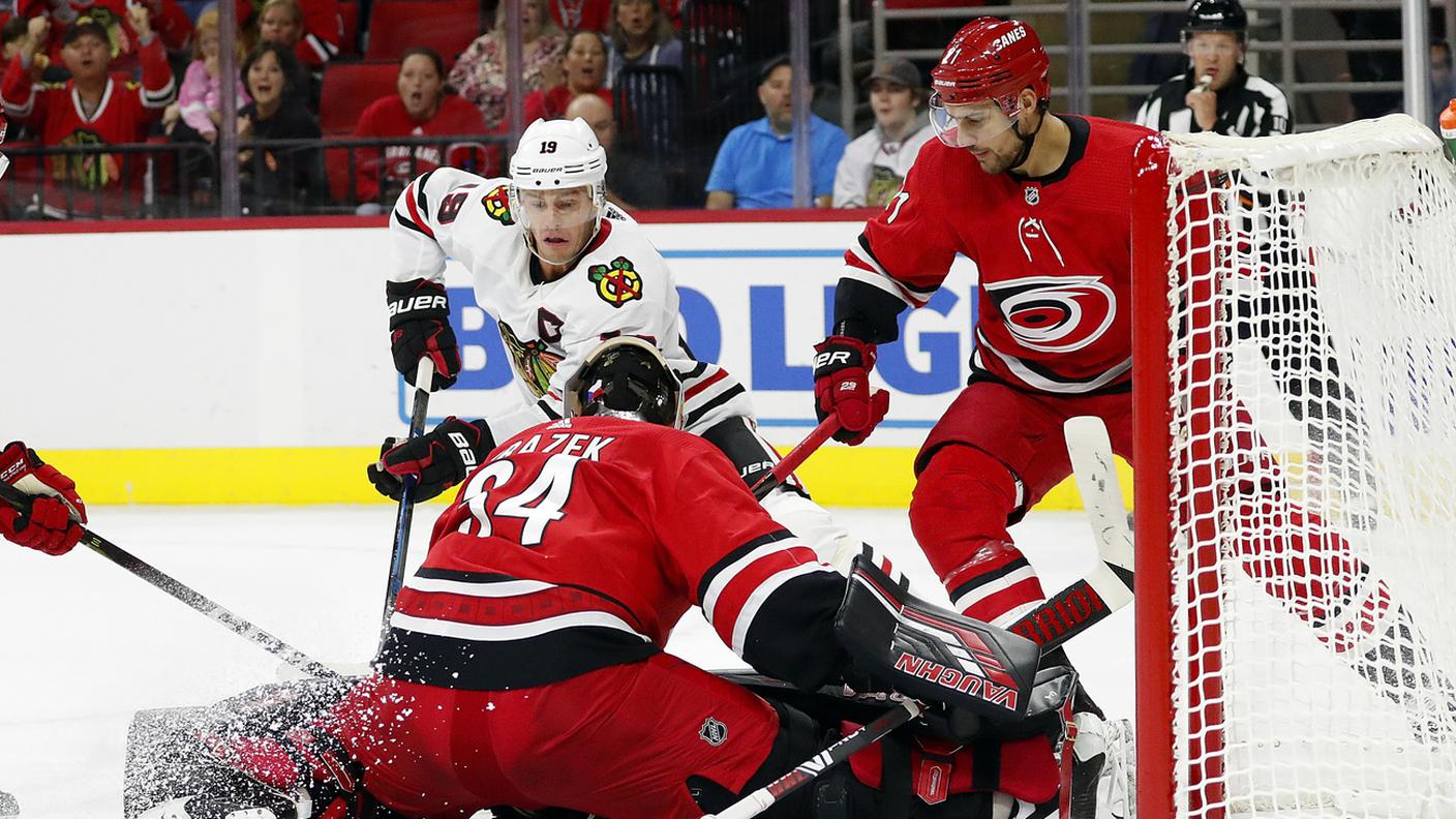 L'elvetico in azione difensiva contro i Blackhawks