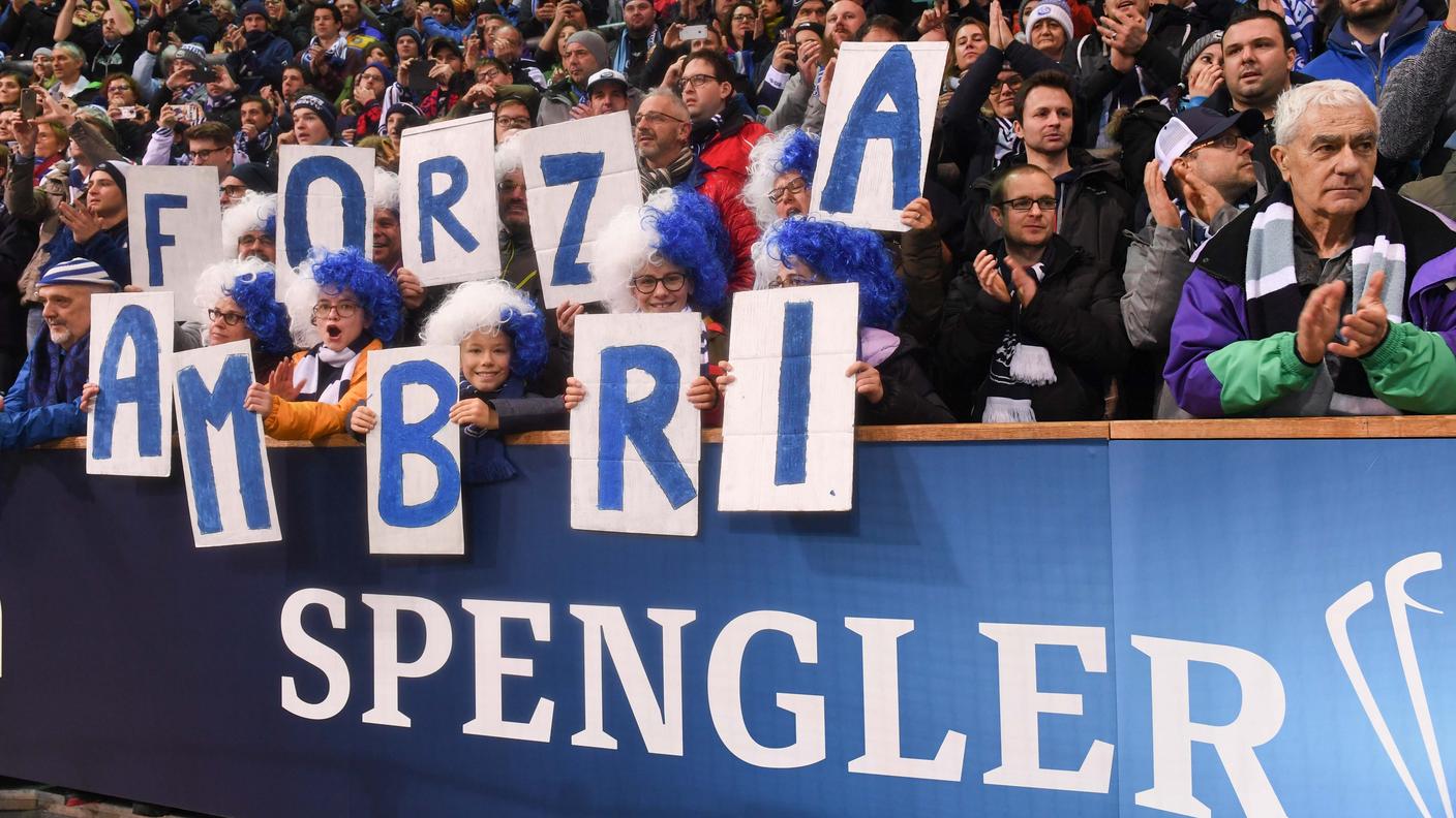 Sugli spalti dell'Eisstadion di Davos
