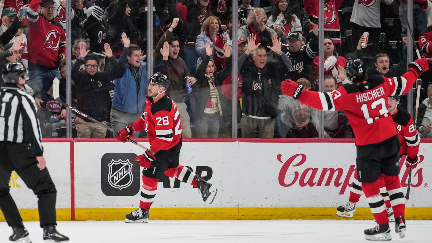 L'appenzellese celebrato dal connazionale Hischier dopo la rete del momentaneo 3-3