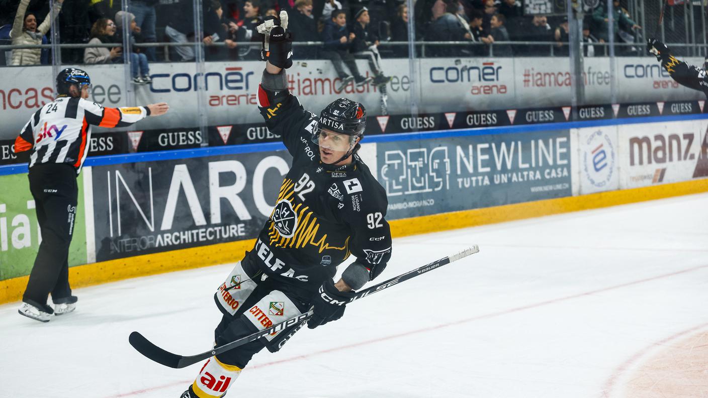 Con la maglia speciale che sarà venduta all'asta