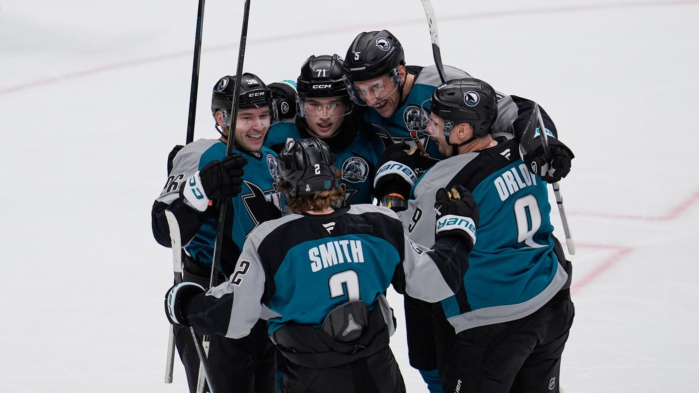 Festeggiato dai compagni