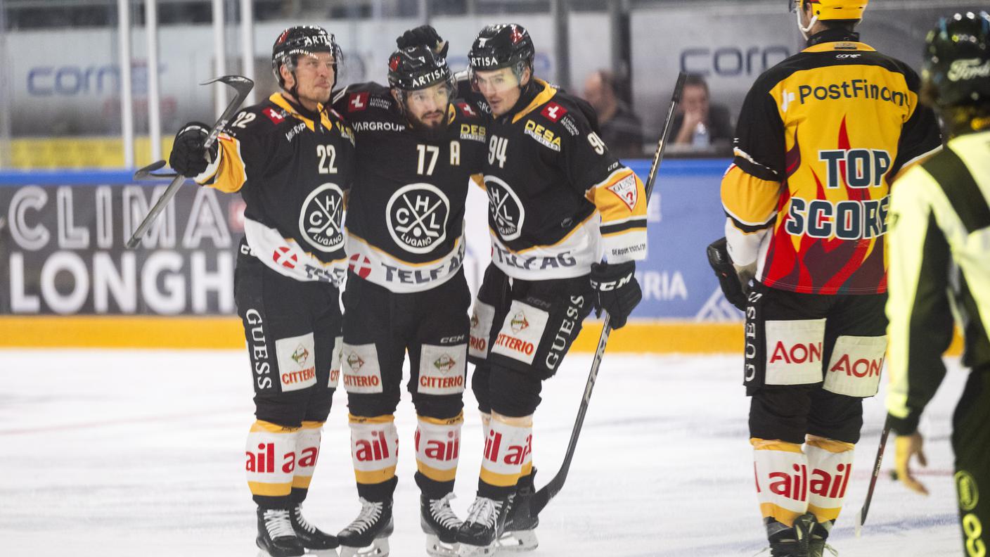 Fazzini festeggiato dai compagni