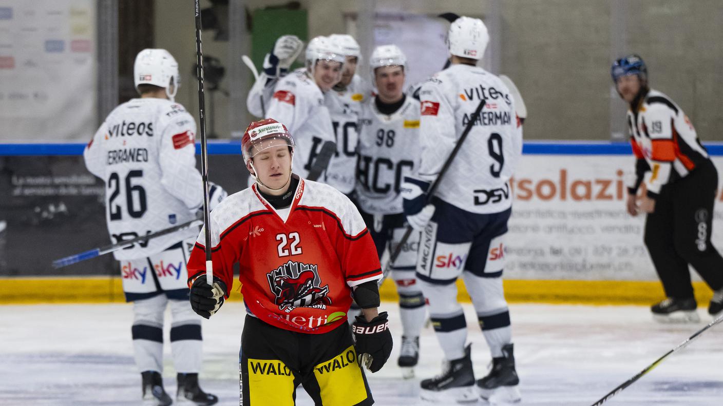 Uno sconsolato Schwenninger di fronte ai festeggiamenti ospiti