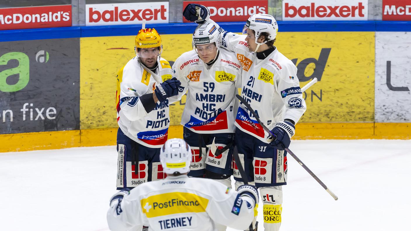 Dario Wüthrich festeggiato dopo il primo gol biancoblù
