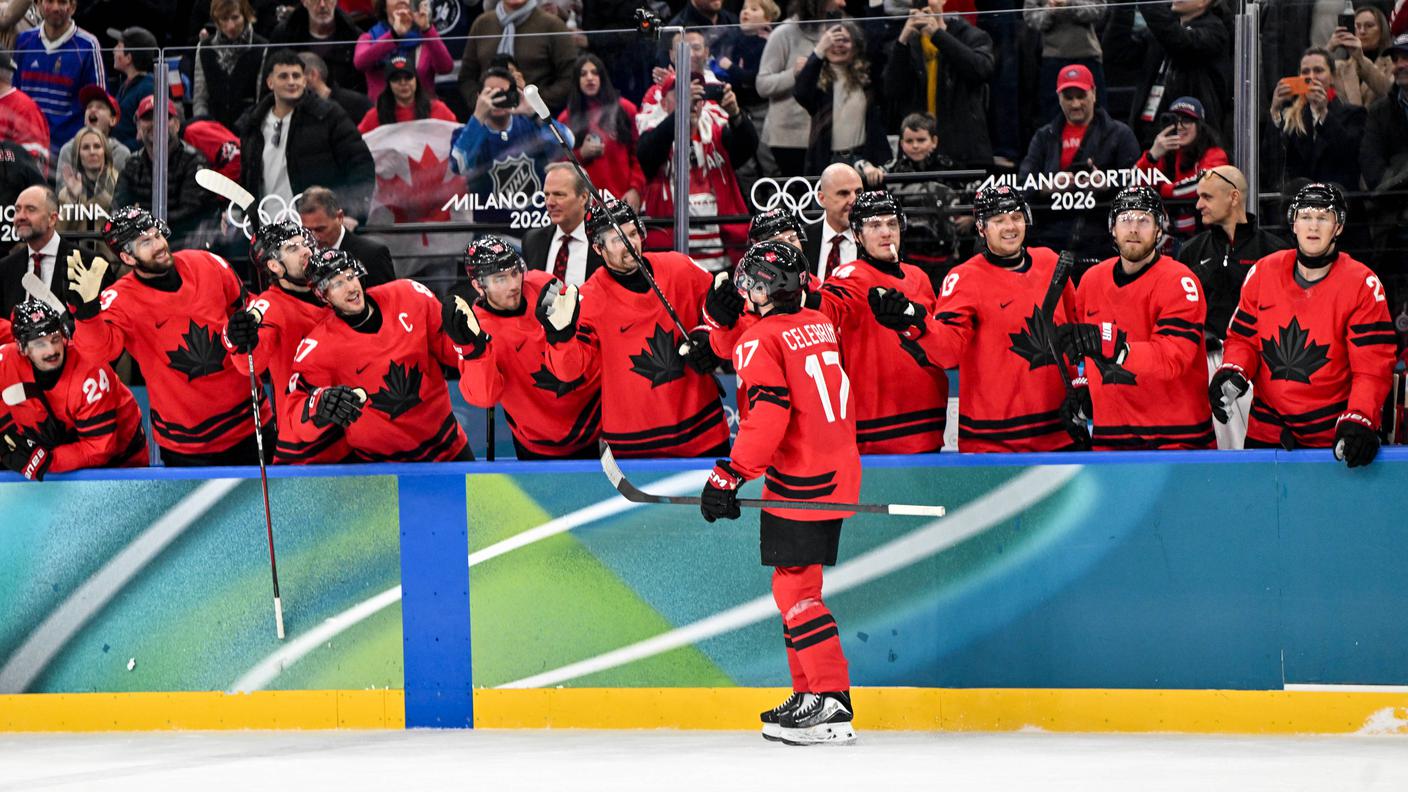 Celebrini, autore di una doppietta, celebrato dai compagni