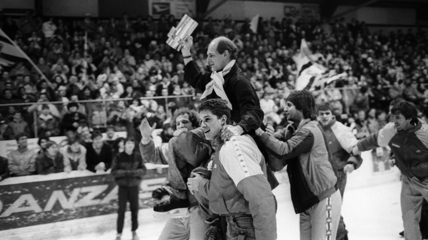 Coach Slettvoll portato in trionfo davanti ai 5'000 tifosi accorsi alla Resega a notte fonda