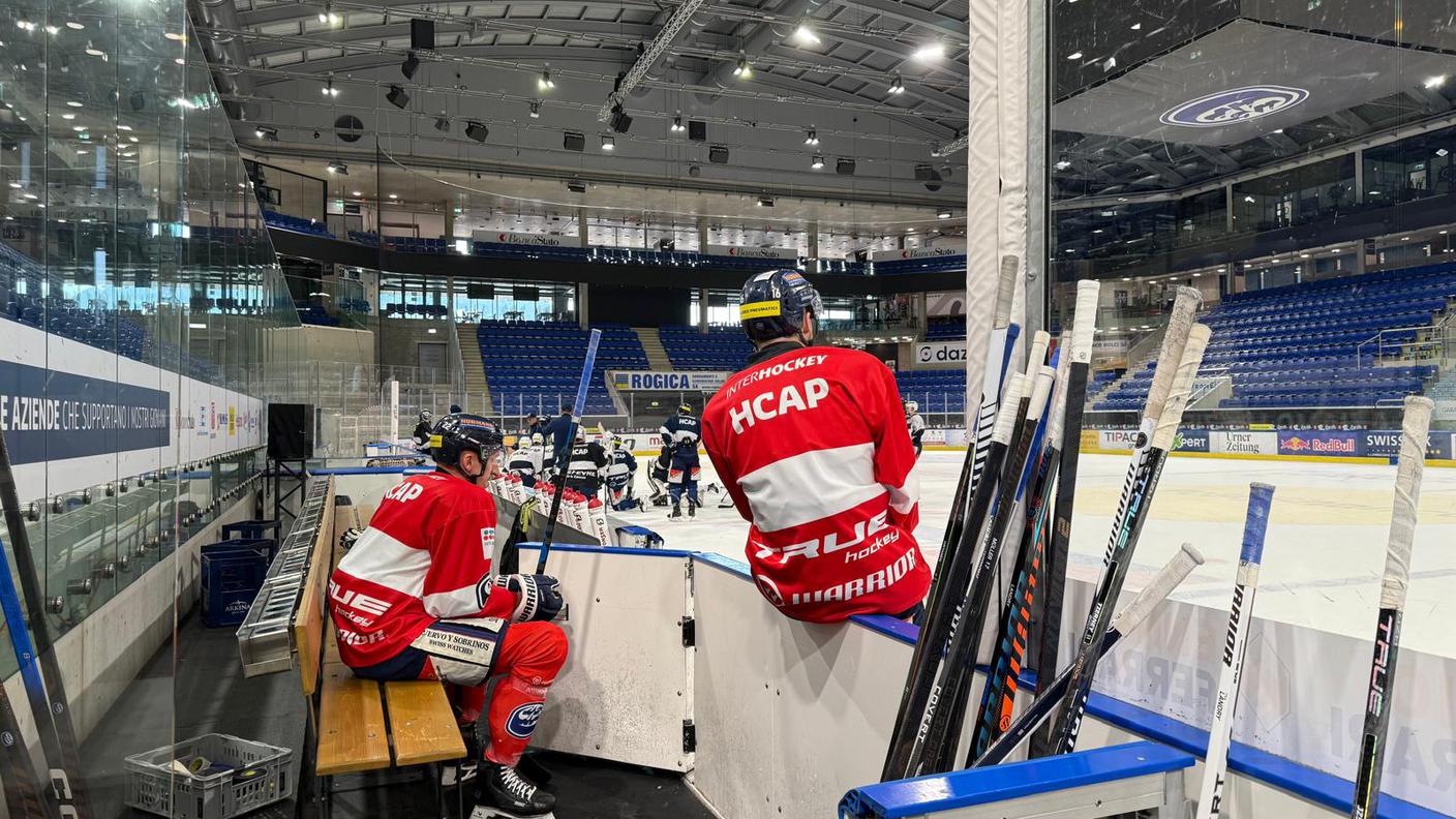 Kostner e Zwerger in rosso, attendono il termine dell'allenamento dei compagni