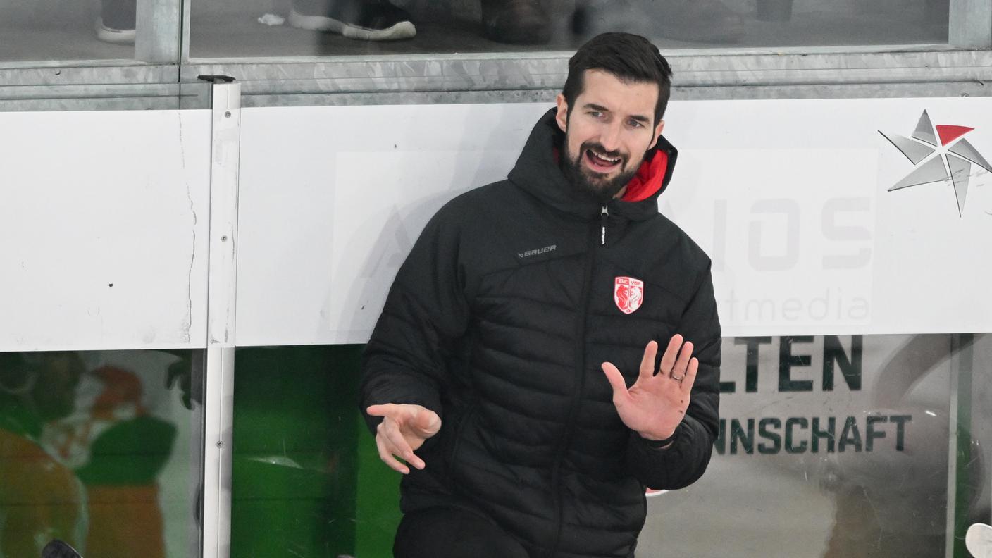 Mentra dà indicazioni alla squadra