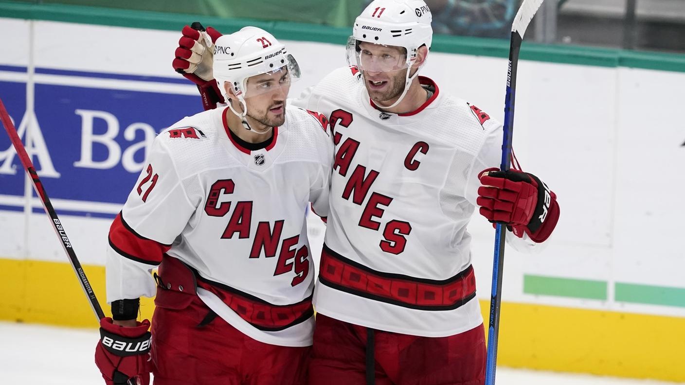 Nino Niederreiter, a sinistra, ringrazia il proprio capitano Jordan Staal per l'assist