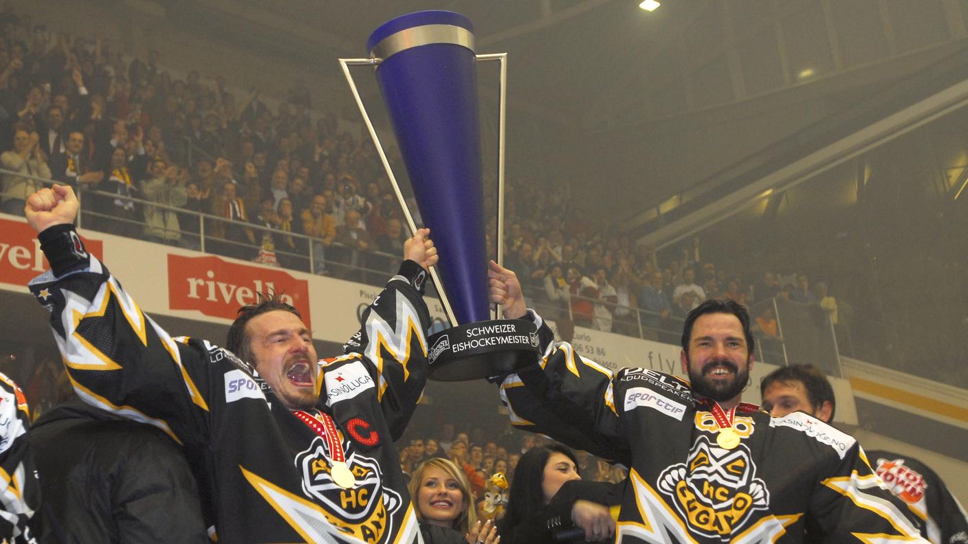 Capitan Peltonen condivide l'onore di alzare la coppa con Rüeger