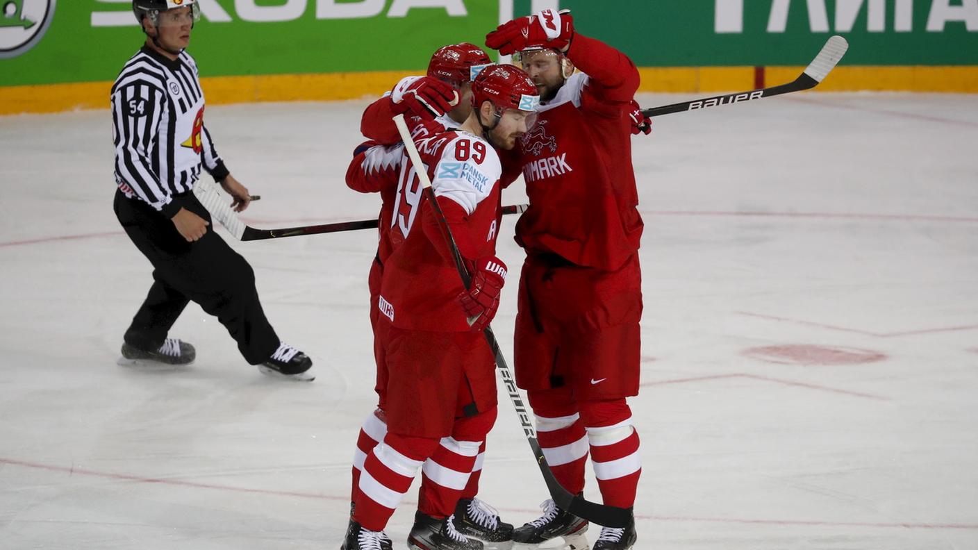 L'abbraccio a Nicklas Jensen, autore di una tripletta