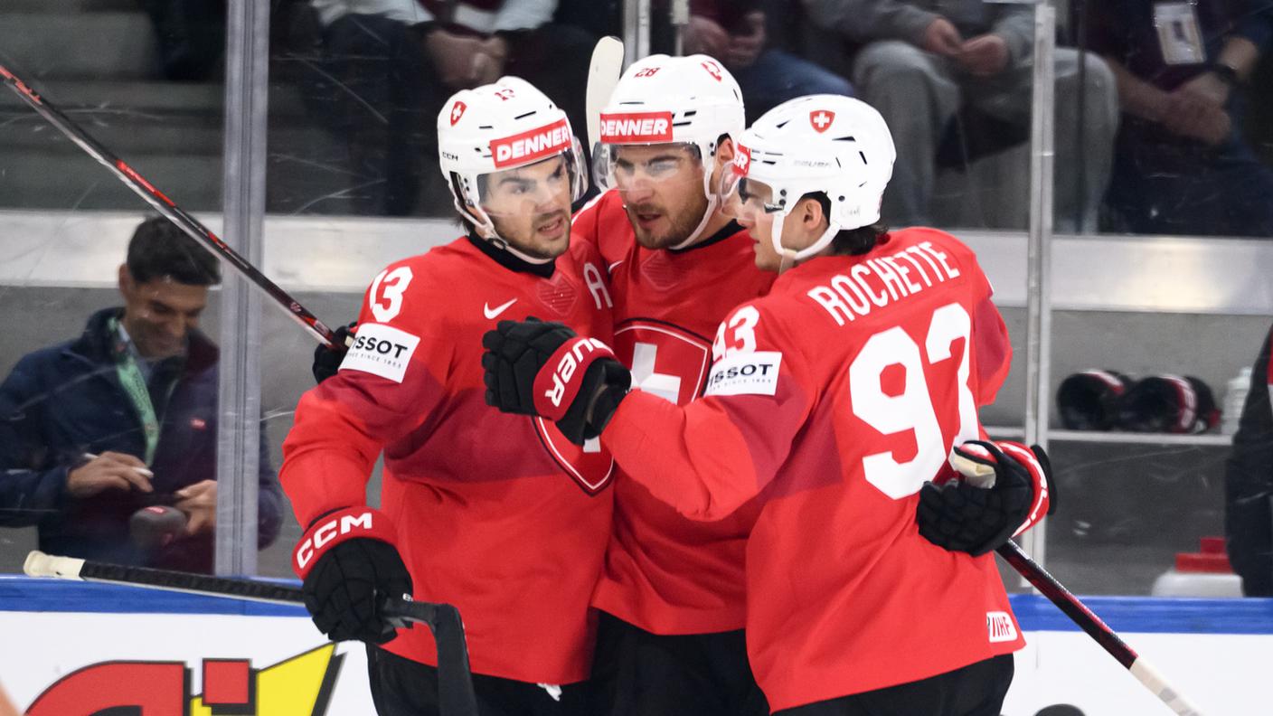 Timo Meier festeggiato dopo il suo 1-0 al 30'10"