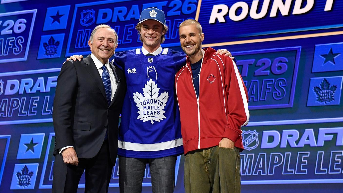 Il numero 1 con il Commissioner Gary Bettman e Justin Bieber