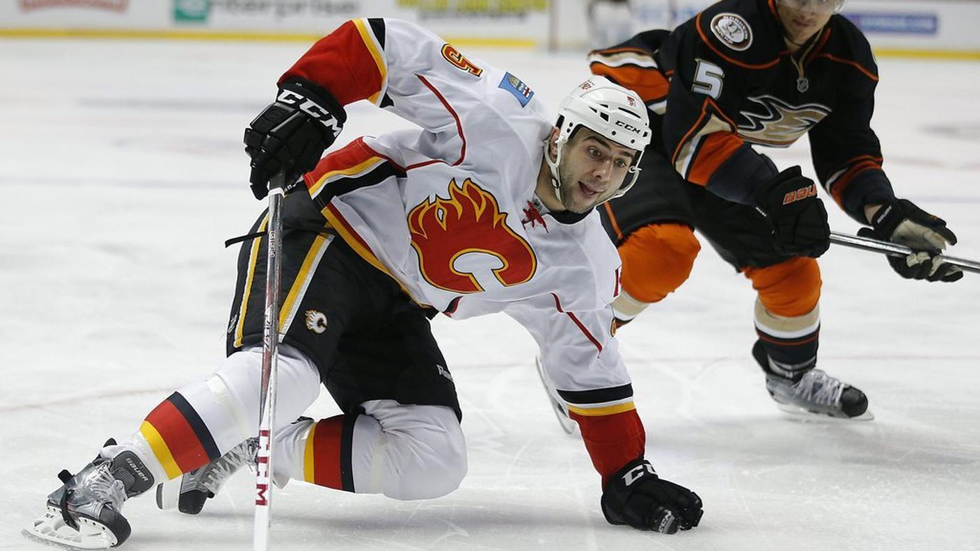 Il difensore elvetico controlla Mark Giordano