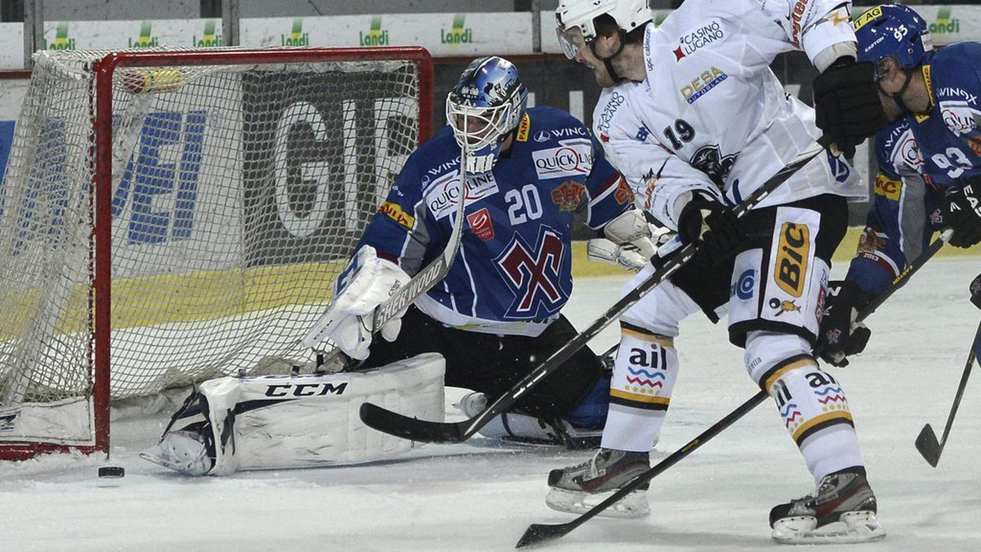 Pavel Rosa cerca di infilare Reto Berra