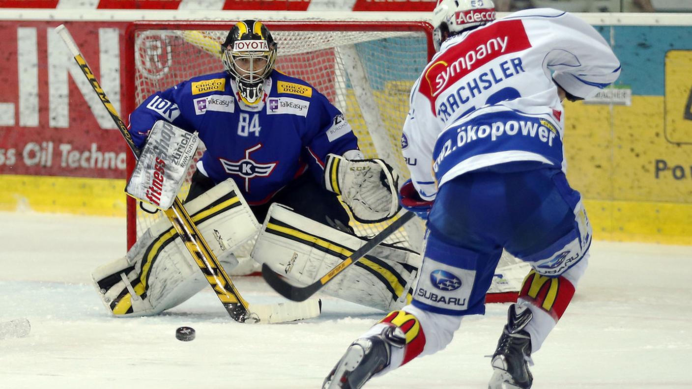 Trachsler impegna il portiere del Kloten Flückiger