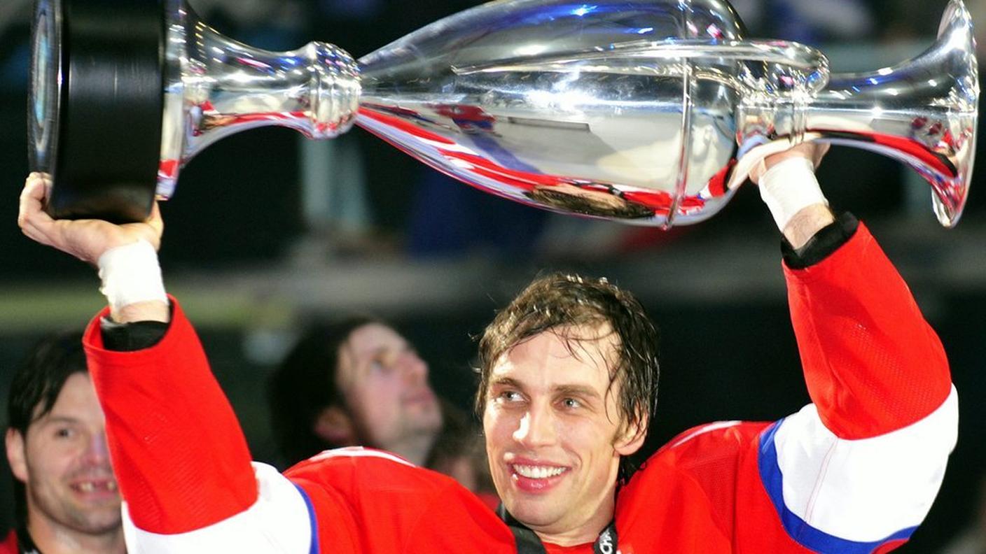 Domenico Pittis mentre alza il trofeo nel 2009