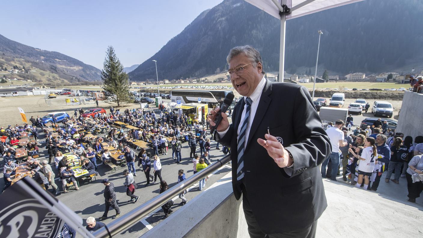 Il presidente davanti alla folla leventinese