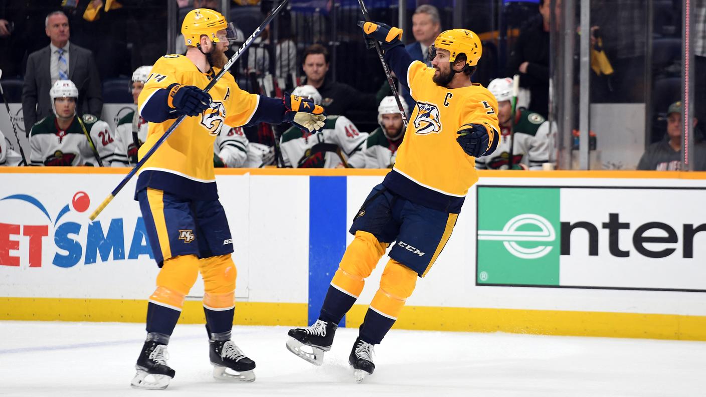 Mentre festeggia con il collega Mattias Ekholm