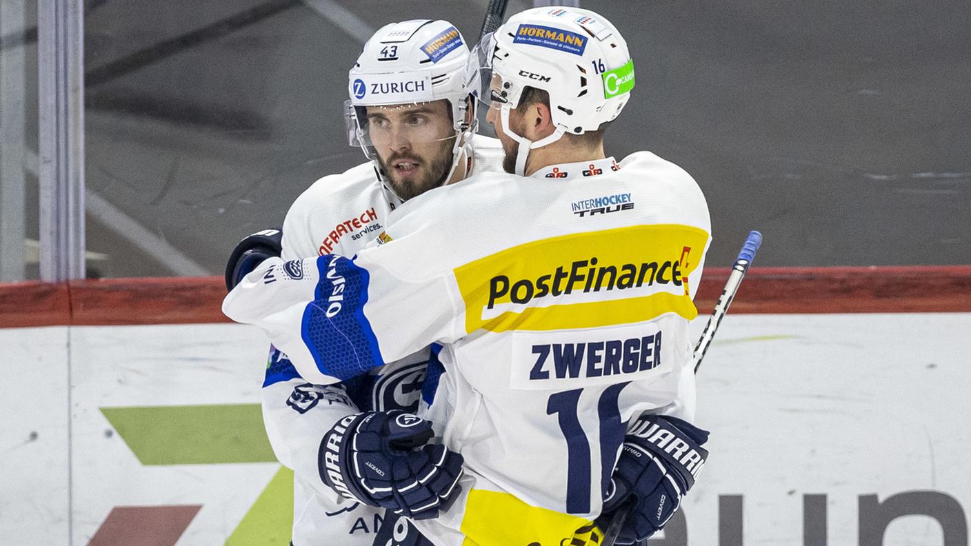 Spacek festeggiato da Zwerger dopo la rete del 2-0