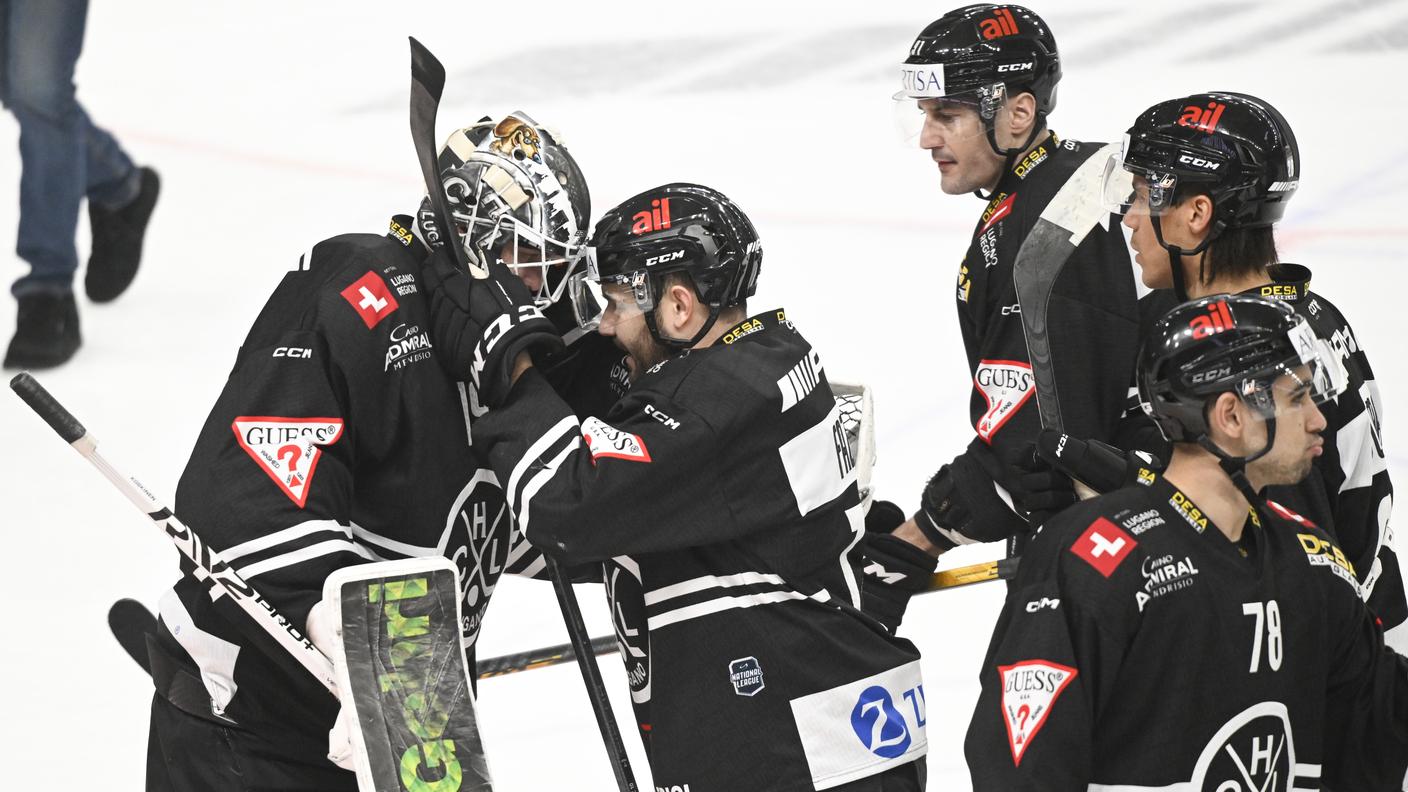 Koskinen riceve i complimenti dei compagni