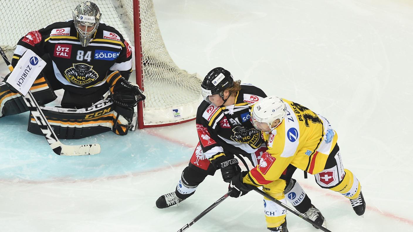 Ahlström alle prese con Plüss davanti alla porta di Manzato