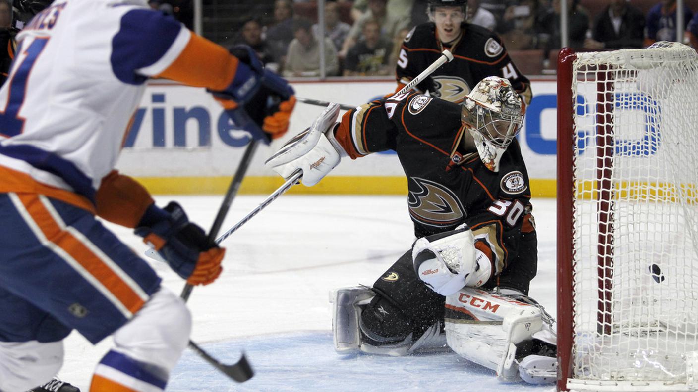 Una doppietta per il capitano degli Islanders