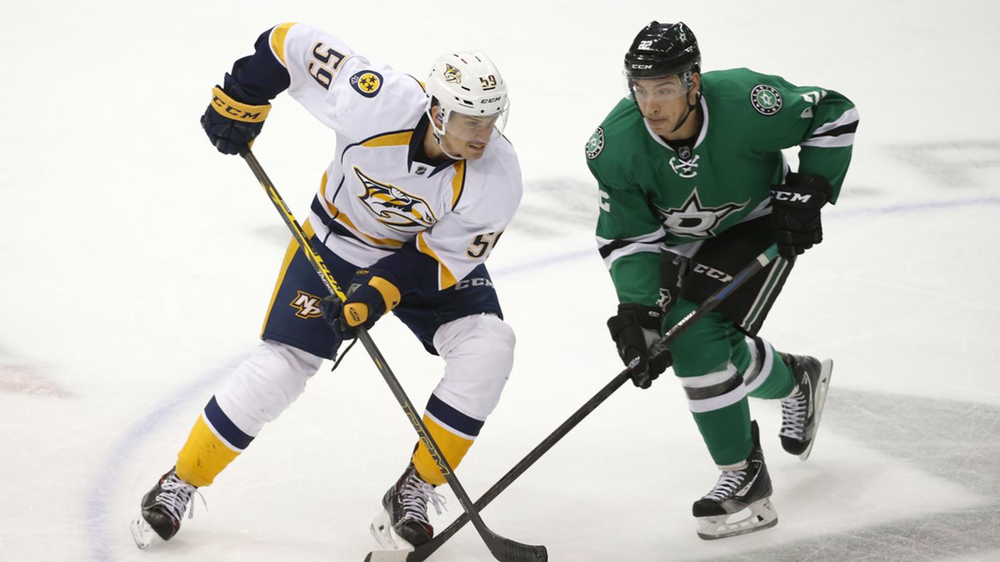 Roman Josi impegnato contro Colton Sceviour
