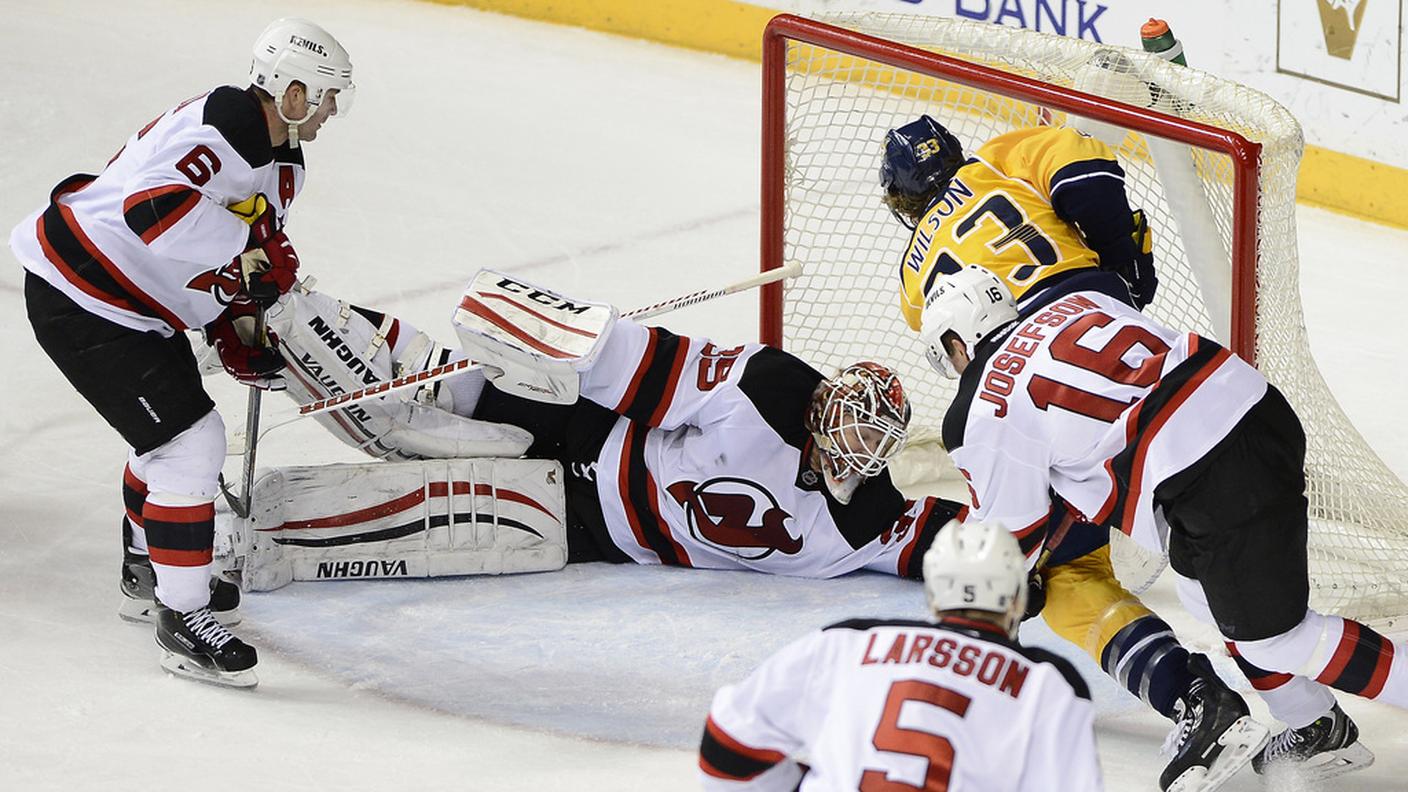 Colin Wilson segna il 2-1 a Cory Schneider