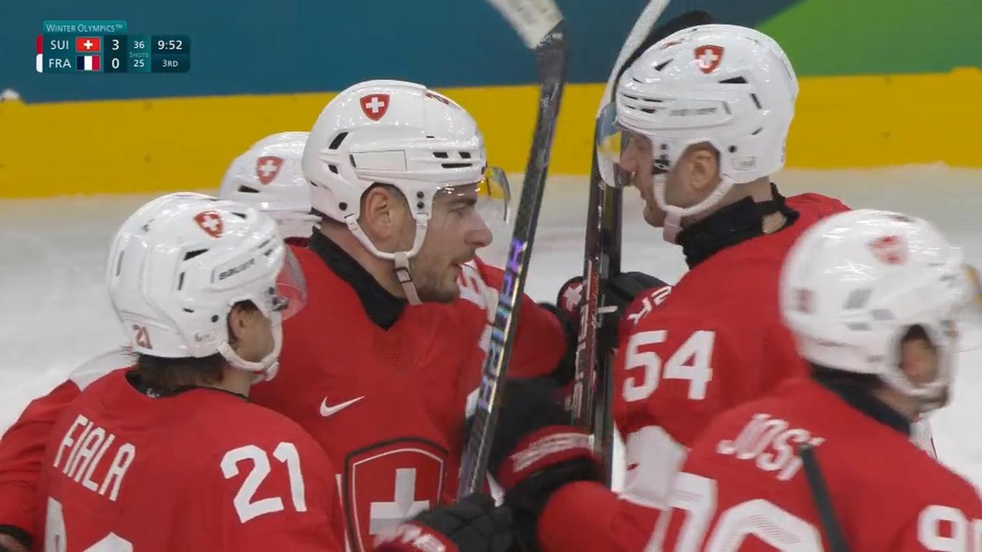 Festeggiato dai compagni