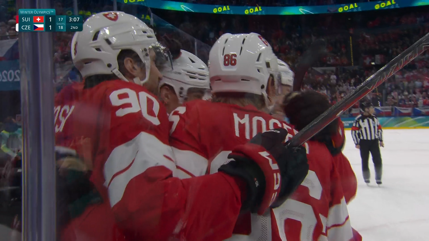 Il capitano festeggiato dai compagni