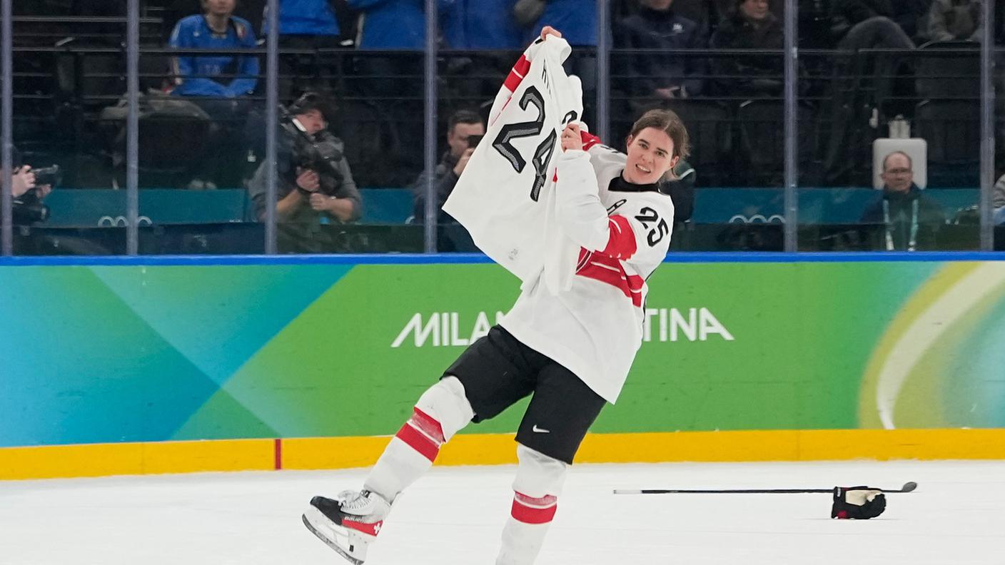 Müller mostra la maglia della sfortunata Ryhner