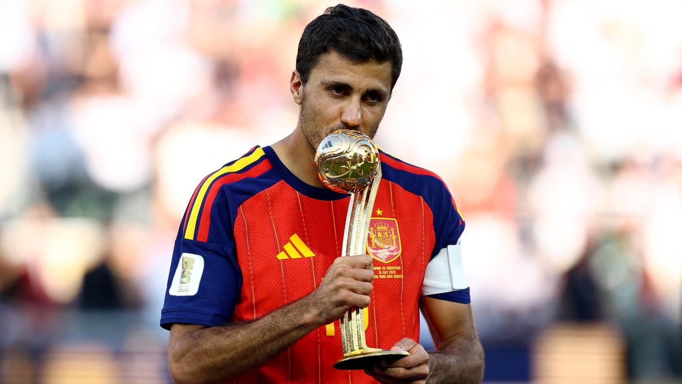 Il Golden Ball prima di ricevere la Coppa più ambita