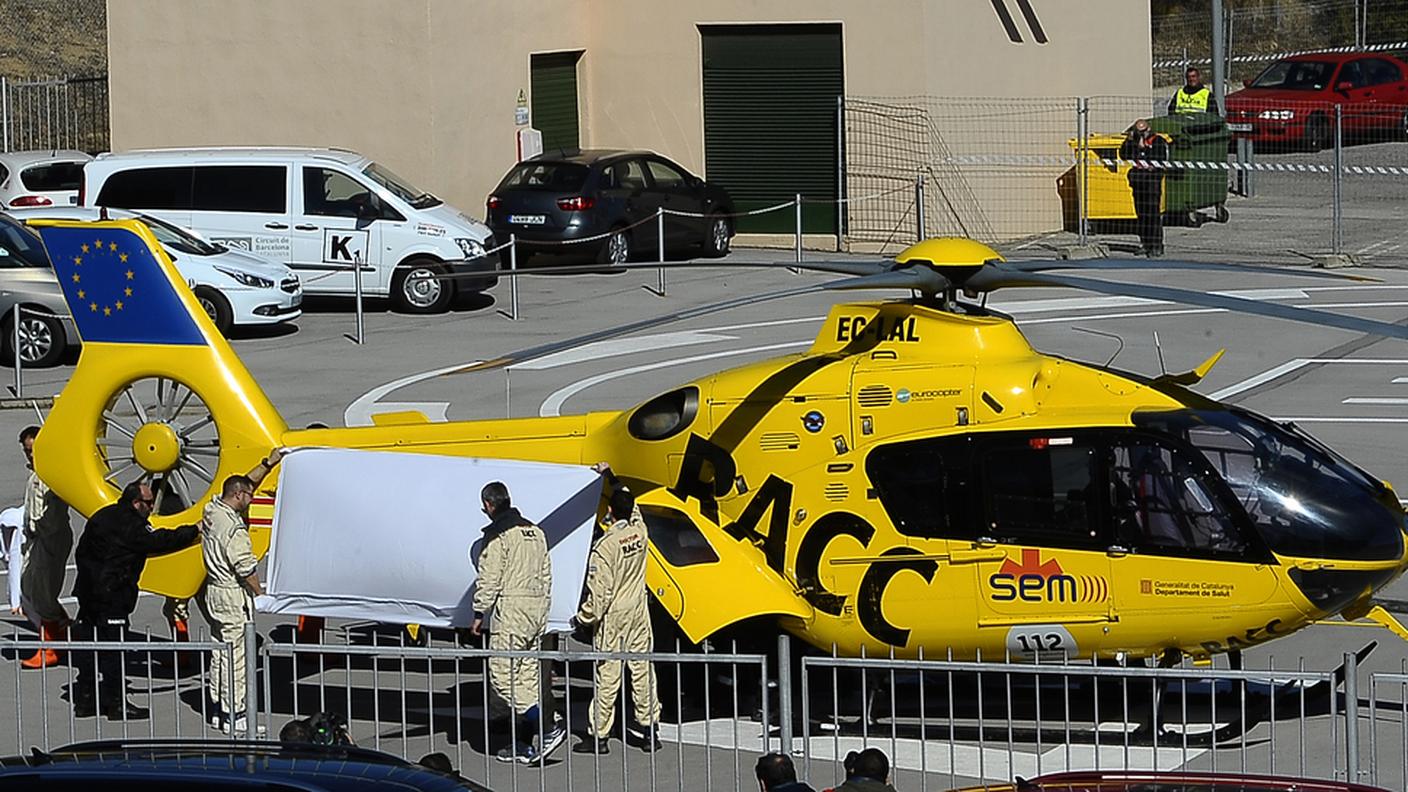 Il pilota accompagnato sull'elicottero