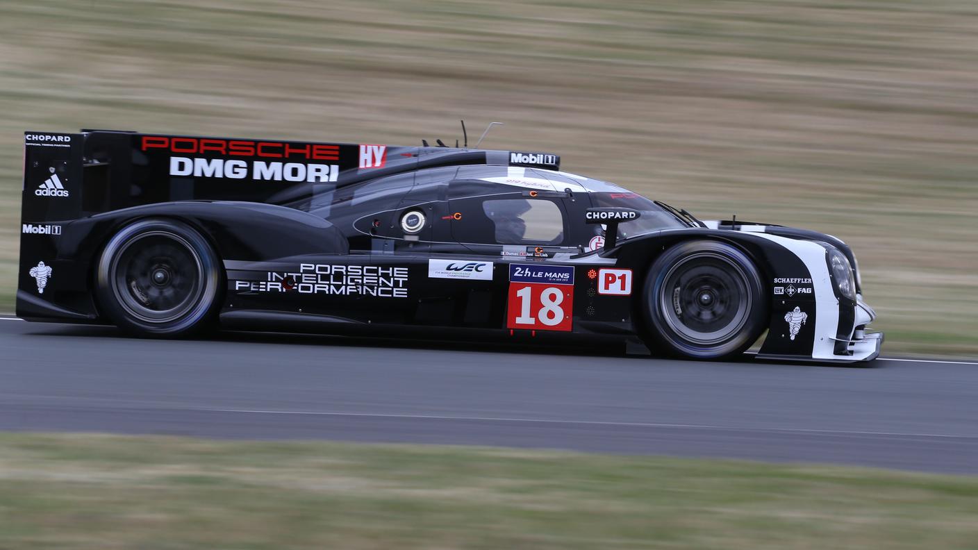 La Porsche 919 Hybrid di Neel Jani impegnata in prova a Le Mans