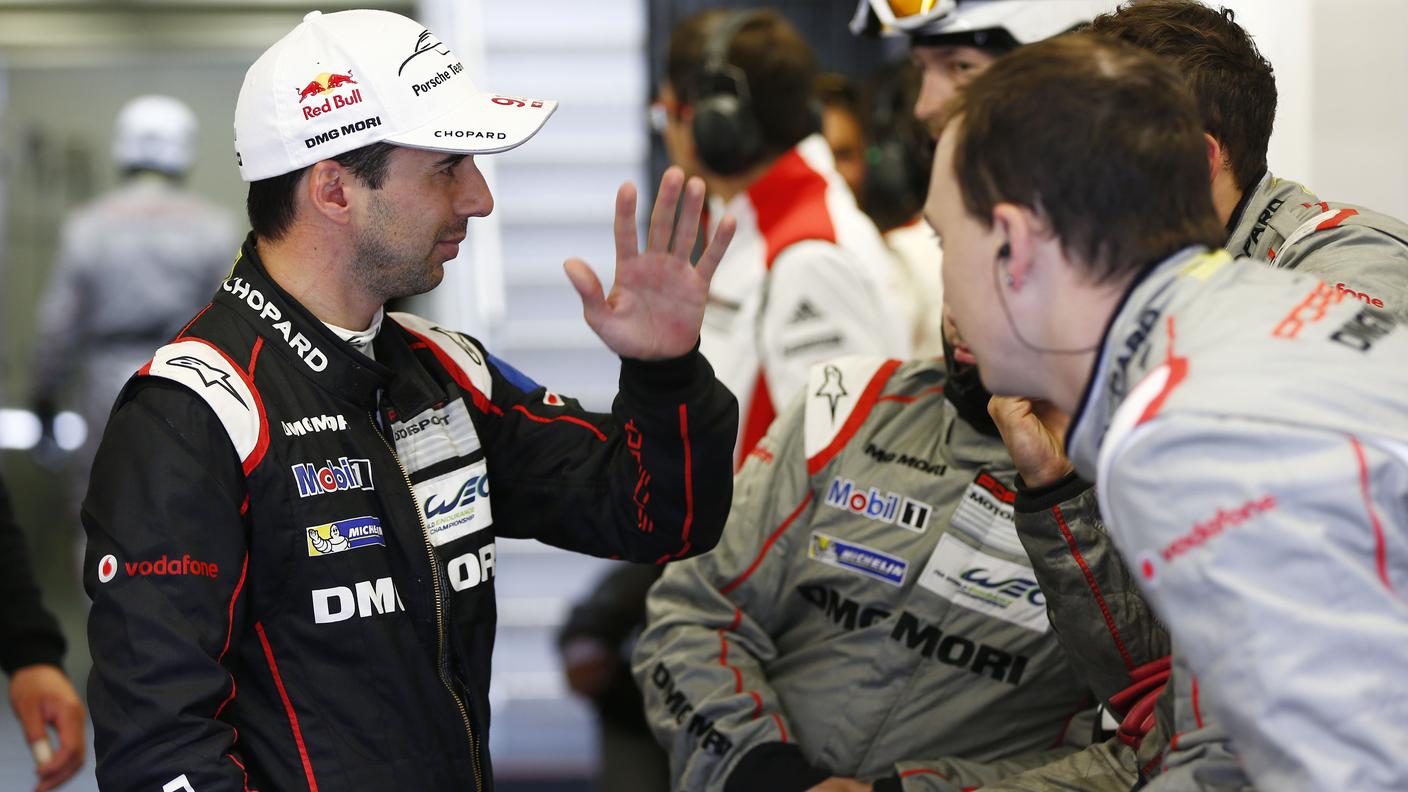 Neel Jani spiega con un sorriso amaro i guai della sua 919 ai tecnici Porsche
