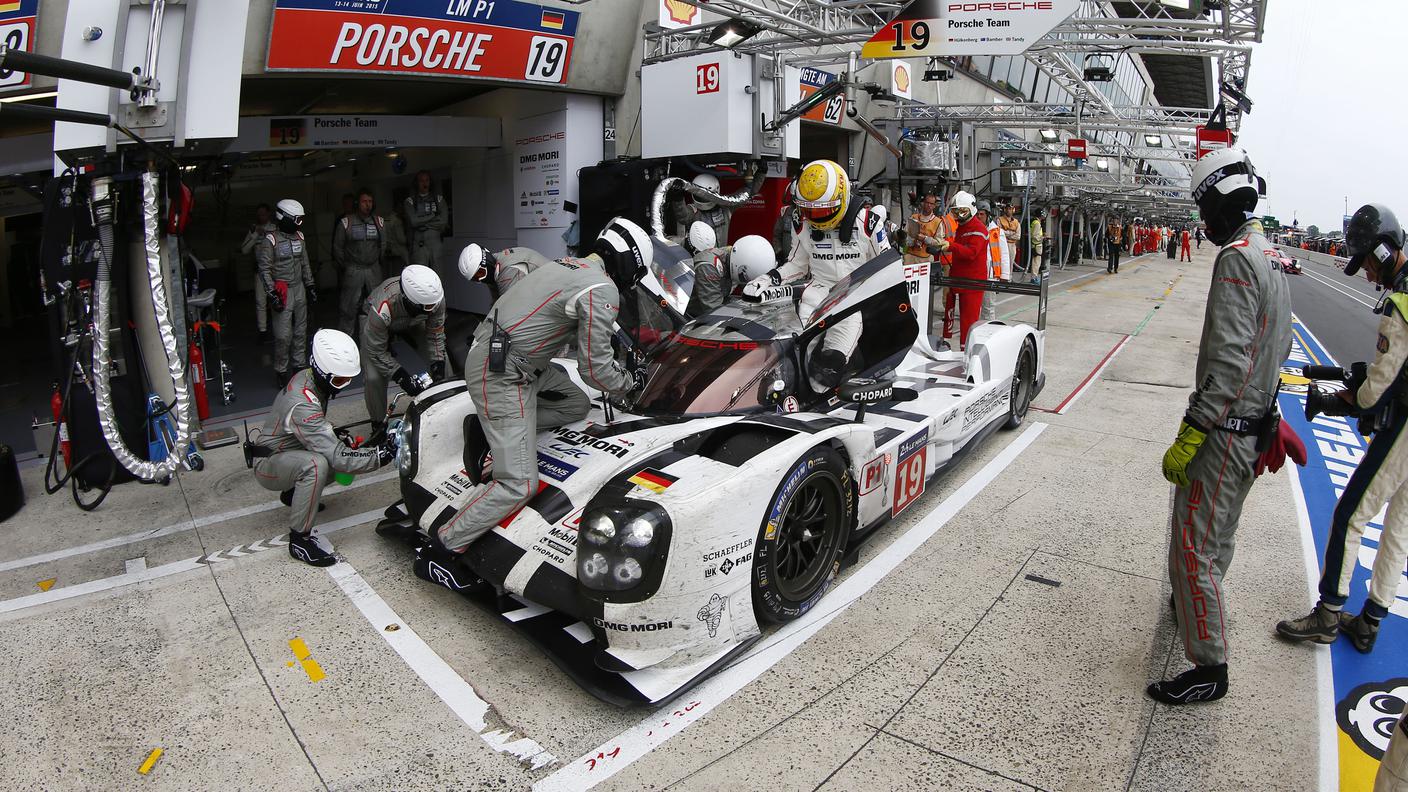 Una sosta ai box della Porsche vincitrice di Bamber-Hülkenberg-Tandy