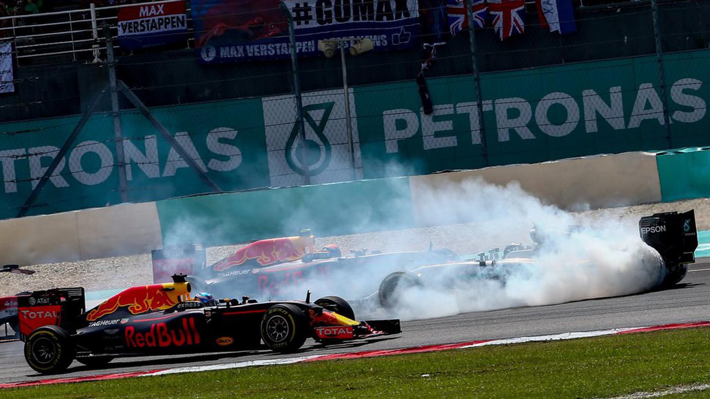 L'incidente di Rosberg al via