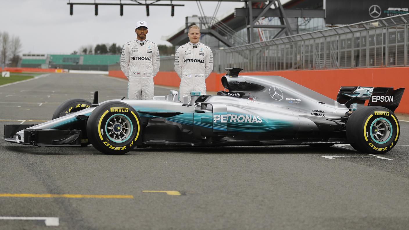 Lewis Hamilton e Valtteri Bottas con il loro nuovo giocattolo